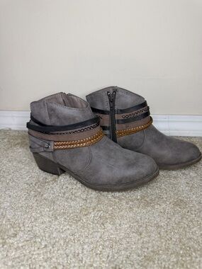 Women's Gray Braided Strap Ankle Boots
